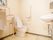共用トイレには、男性用と男女共用の便器が設置されている。便器の周りのいろいろな場所に手すりがついている。