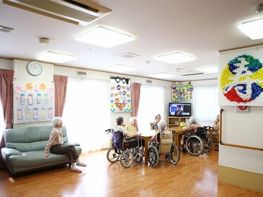 掲示物が見えているリビングのようなスペース。高齢者が談笑している