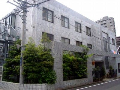 都会の中の落ち着いた建物