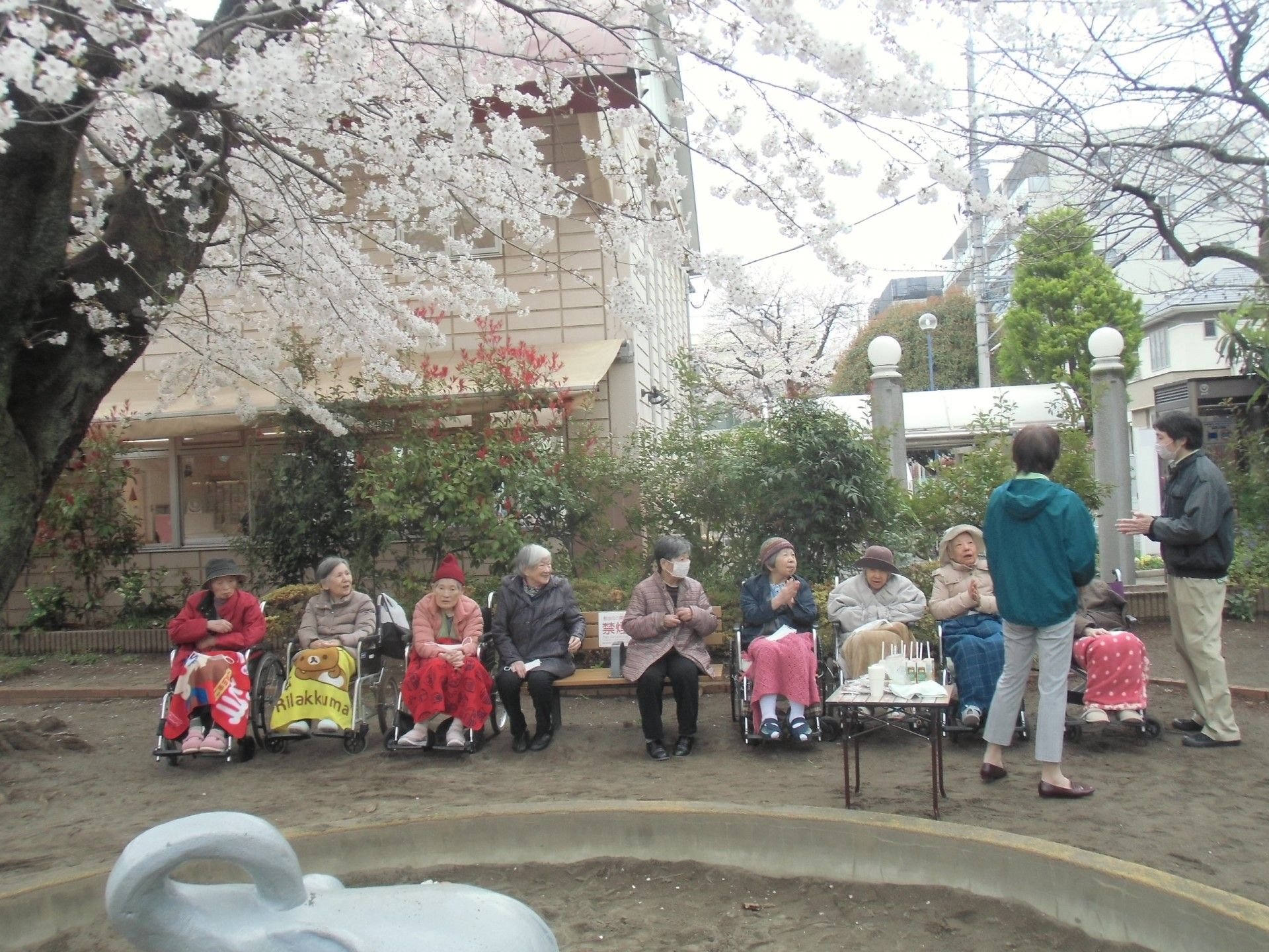 桜の下で憩う人々