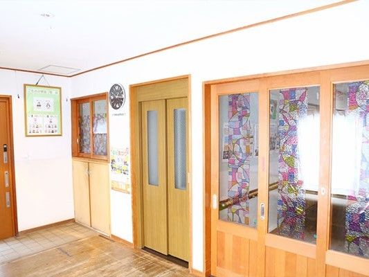 エレベーターホールが写っている。施設内の一角であることが分かる