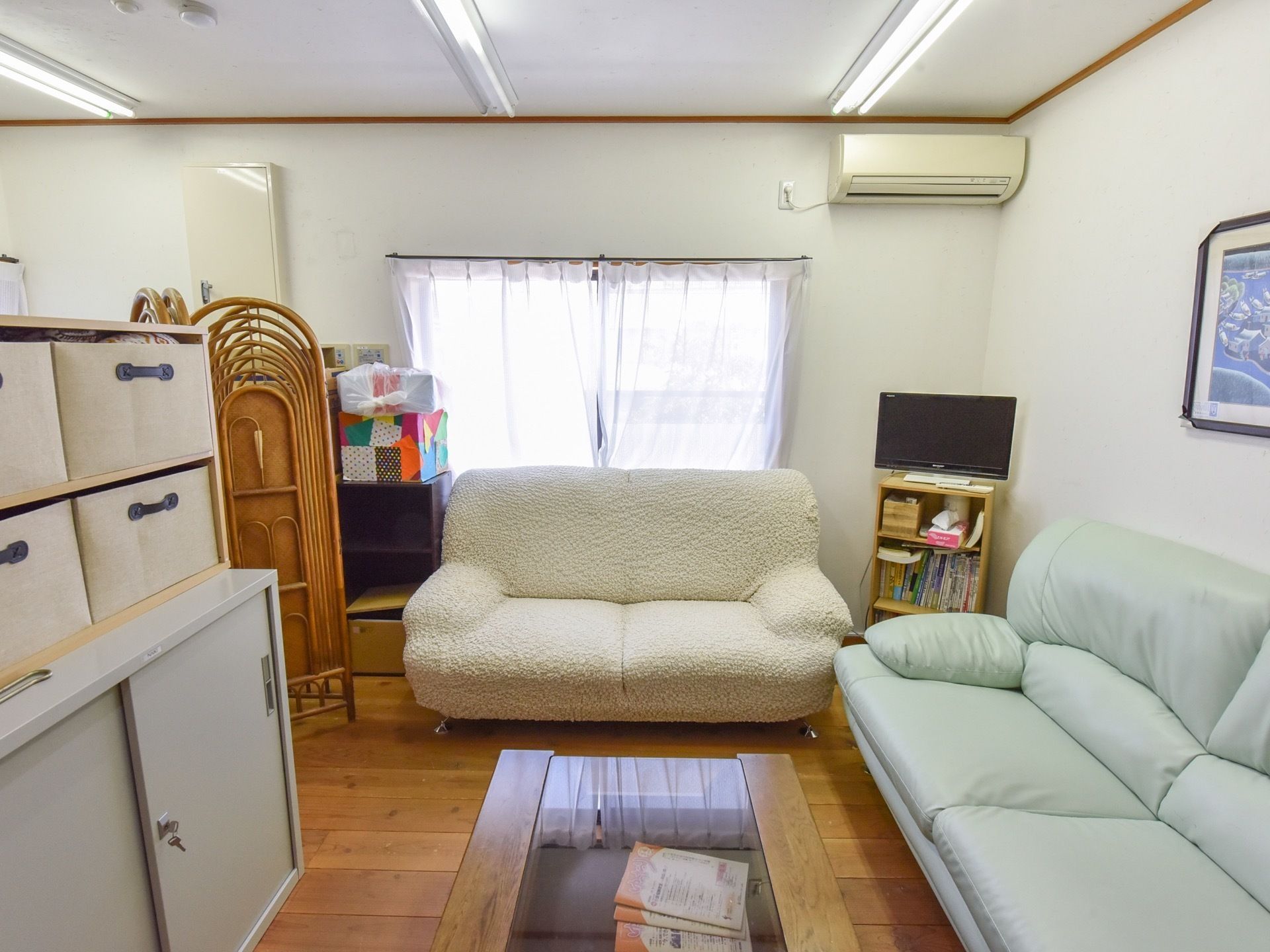 部屋の中央に応接セットのソファと机が設置されている。スタッフルームと兼用の相談事、面談に利用できる談話室である。