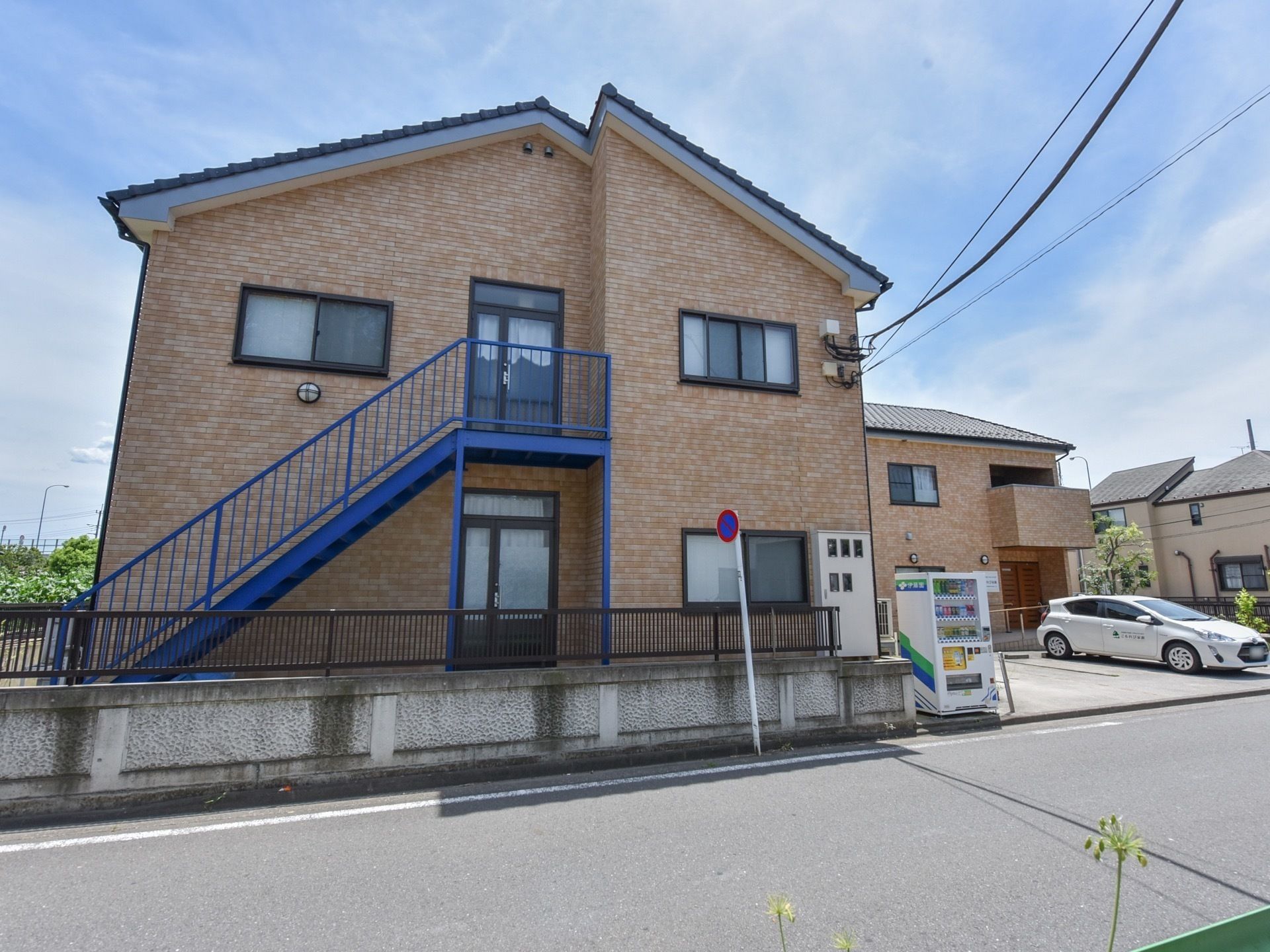 建物内で仕事をしているスタッフ。誰かに目線を合わせ、会話しようとしている。