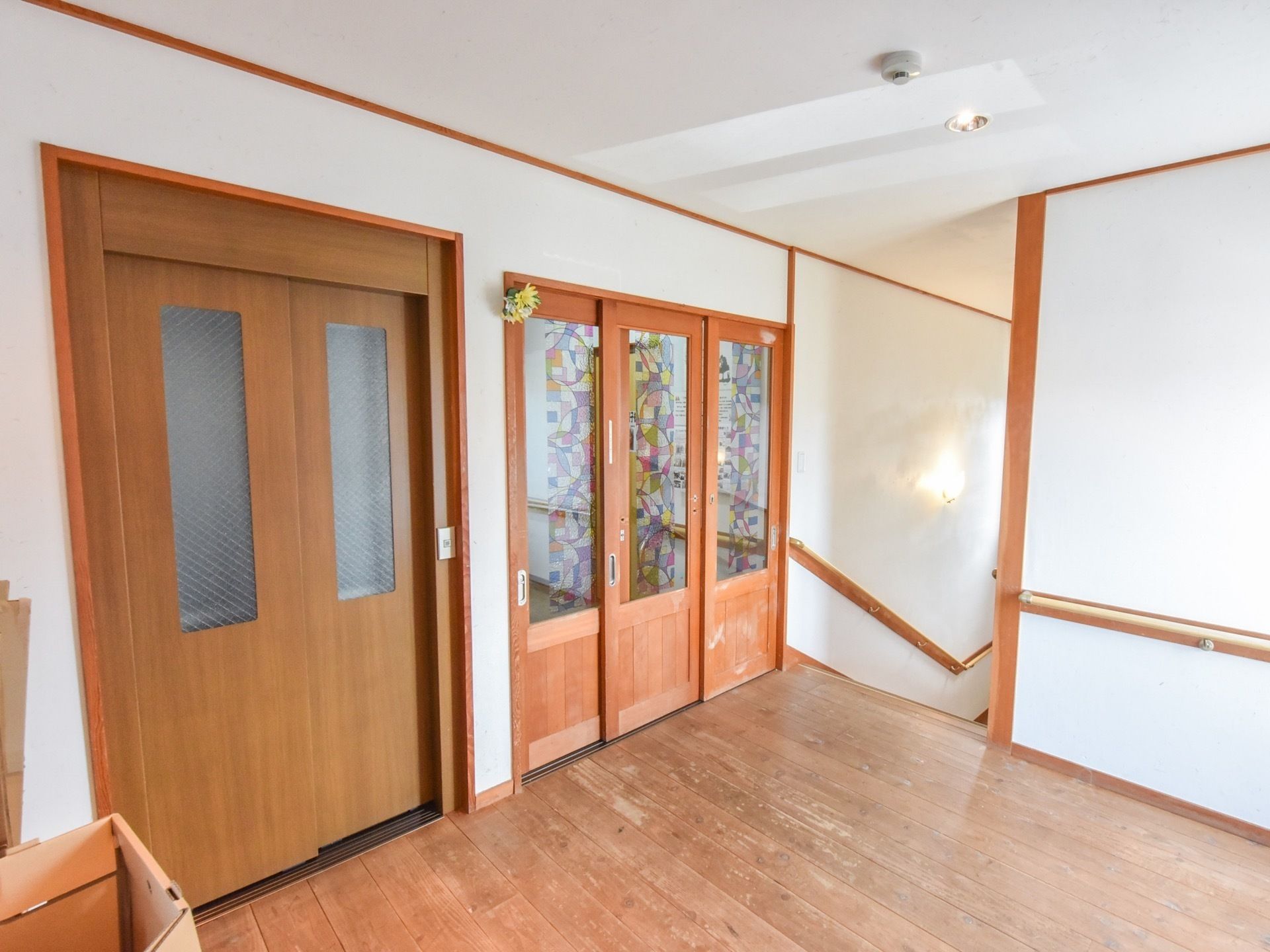 車いすを押すスタッフと一緒に歩く夫婦。外に出て何かを眺めてリラックスしている様子