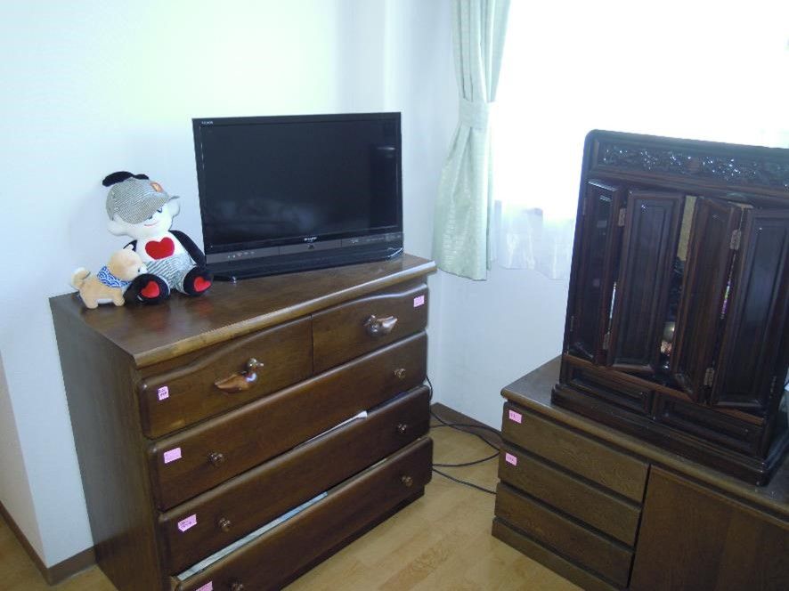 居室のテレビとぬいぐるみ