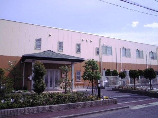 ゆったりとした入口の建物