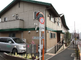 静かな住宅街の道路風景