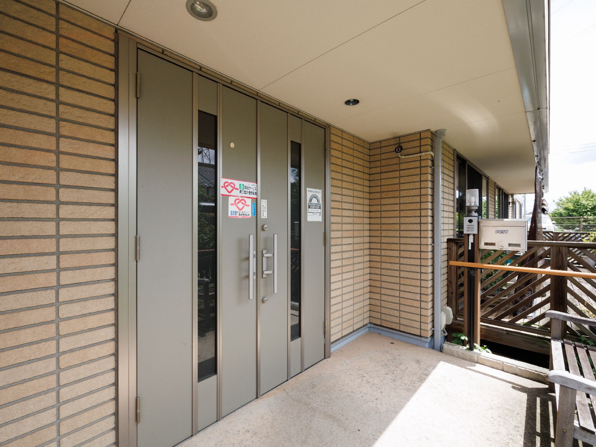 屋根の付いたエントランス
