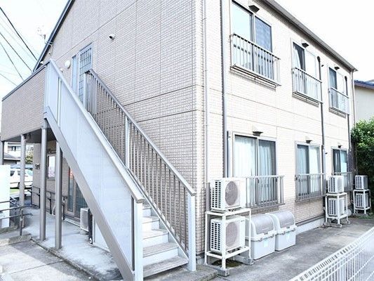 患者と談笑する男性看護師。ベッドの前でくつろいで談笑しているのが分かる