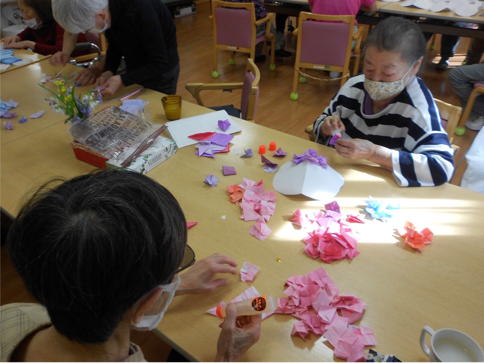 手工芸を楽しむ様子