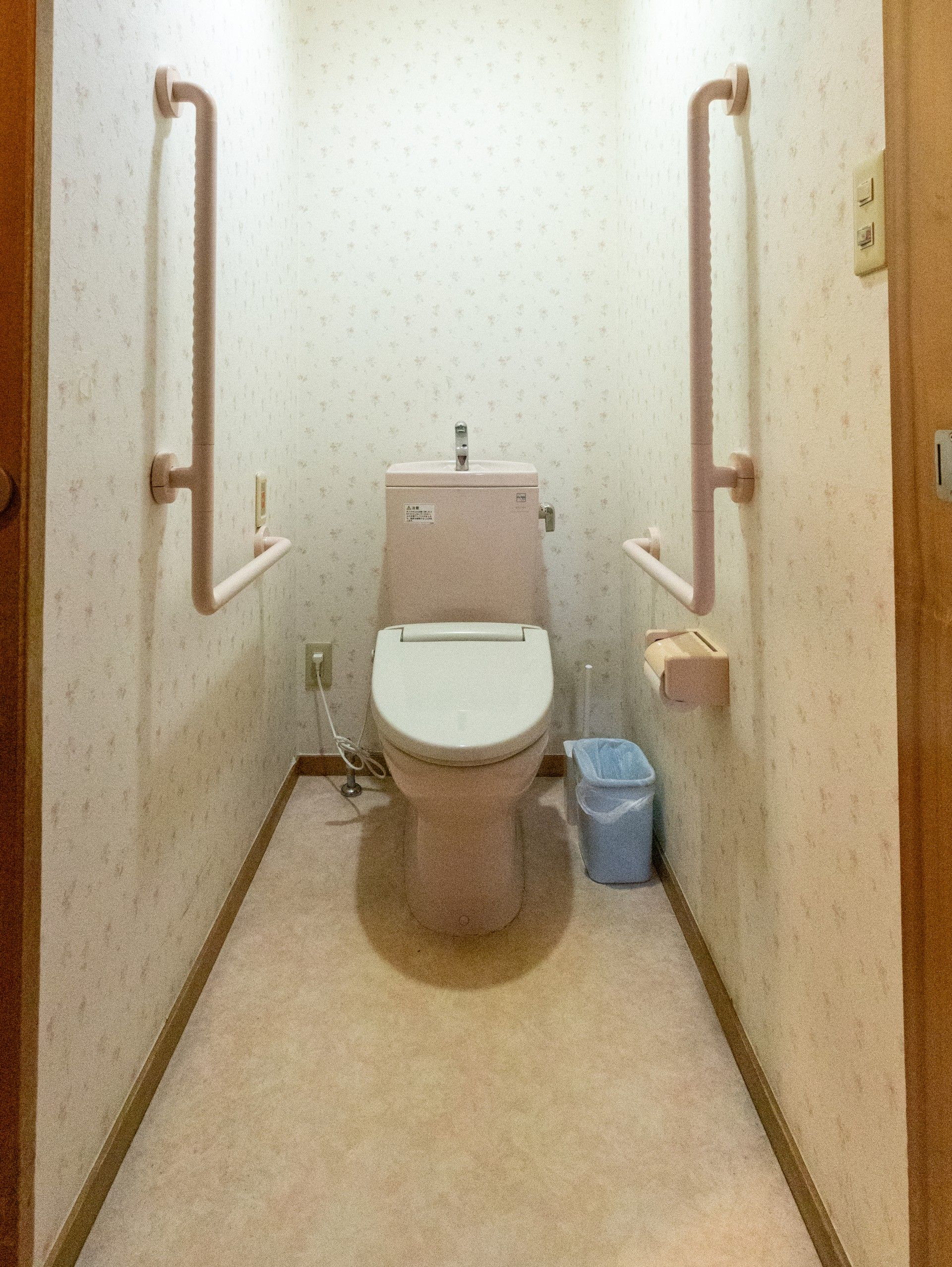手すり付きのトイレ