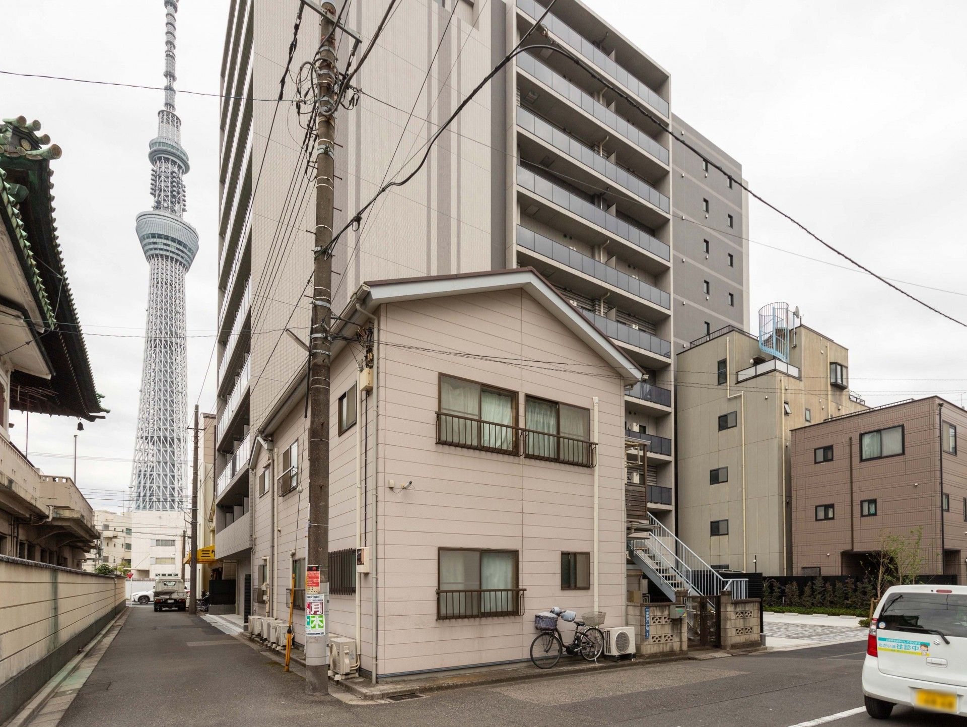 高層ビルと周辺の街並み