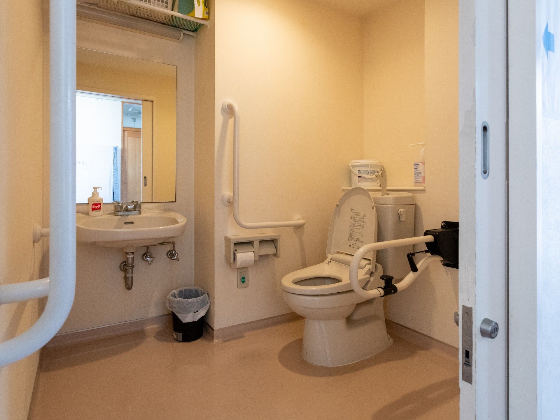 手すり付きのトイレ