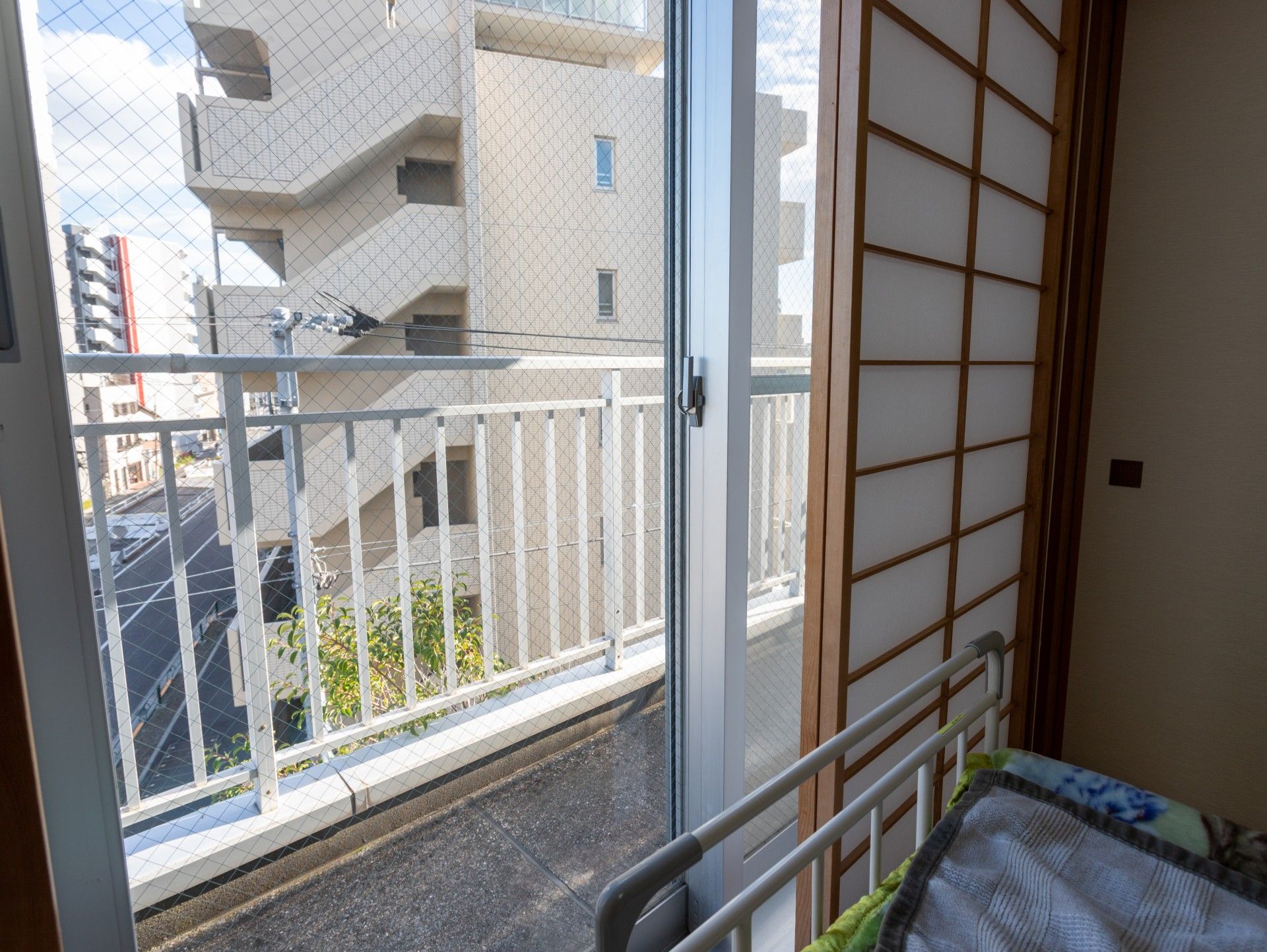 窓際のベッドと外の景色