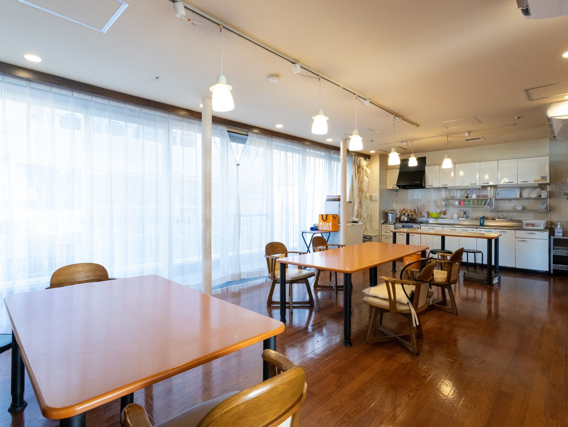 明るい食事スペース