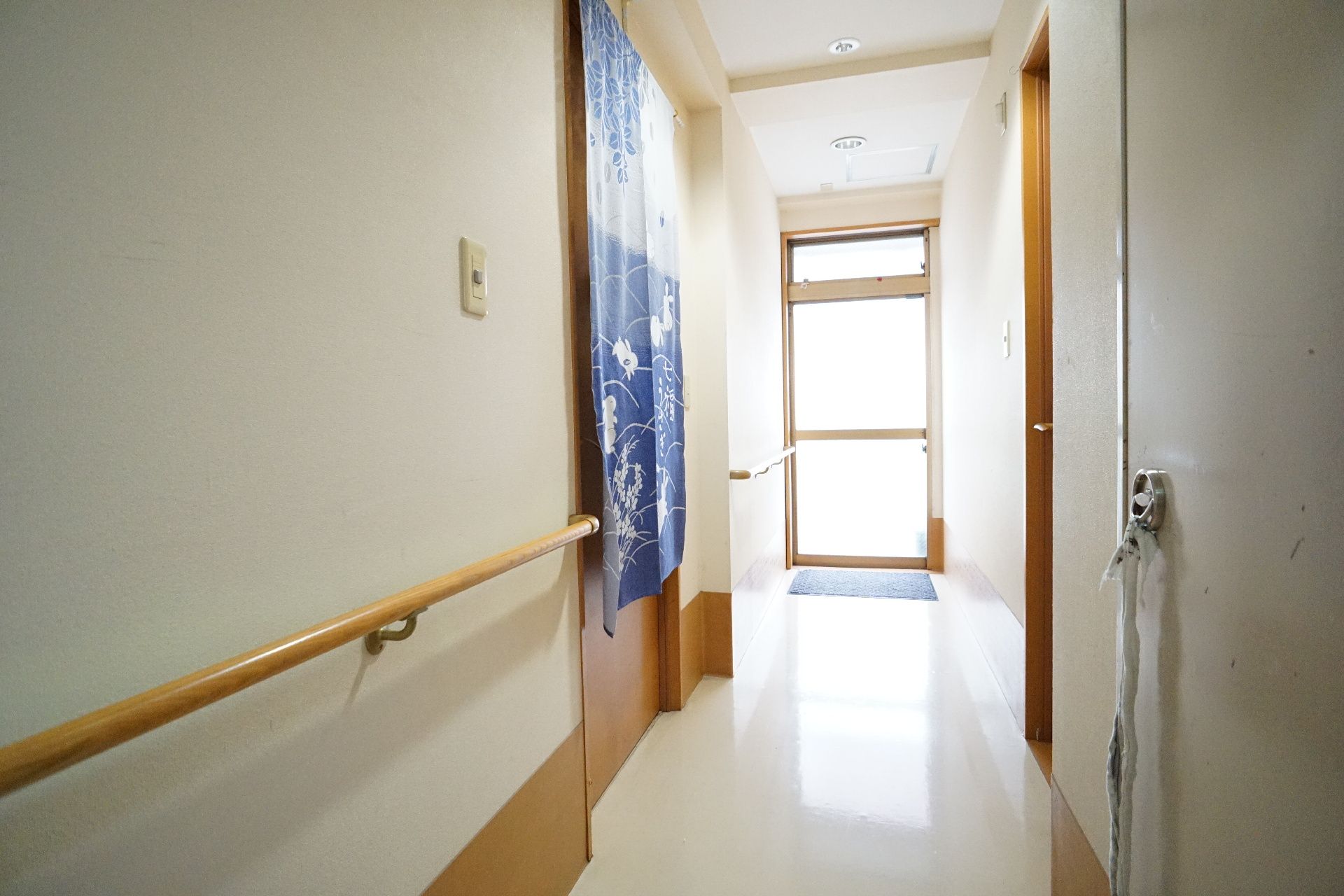 手すりが設置されている廊下