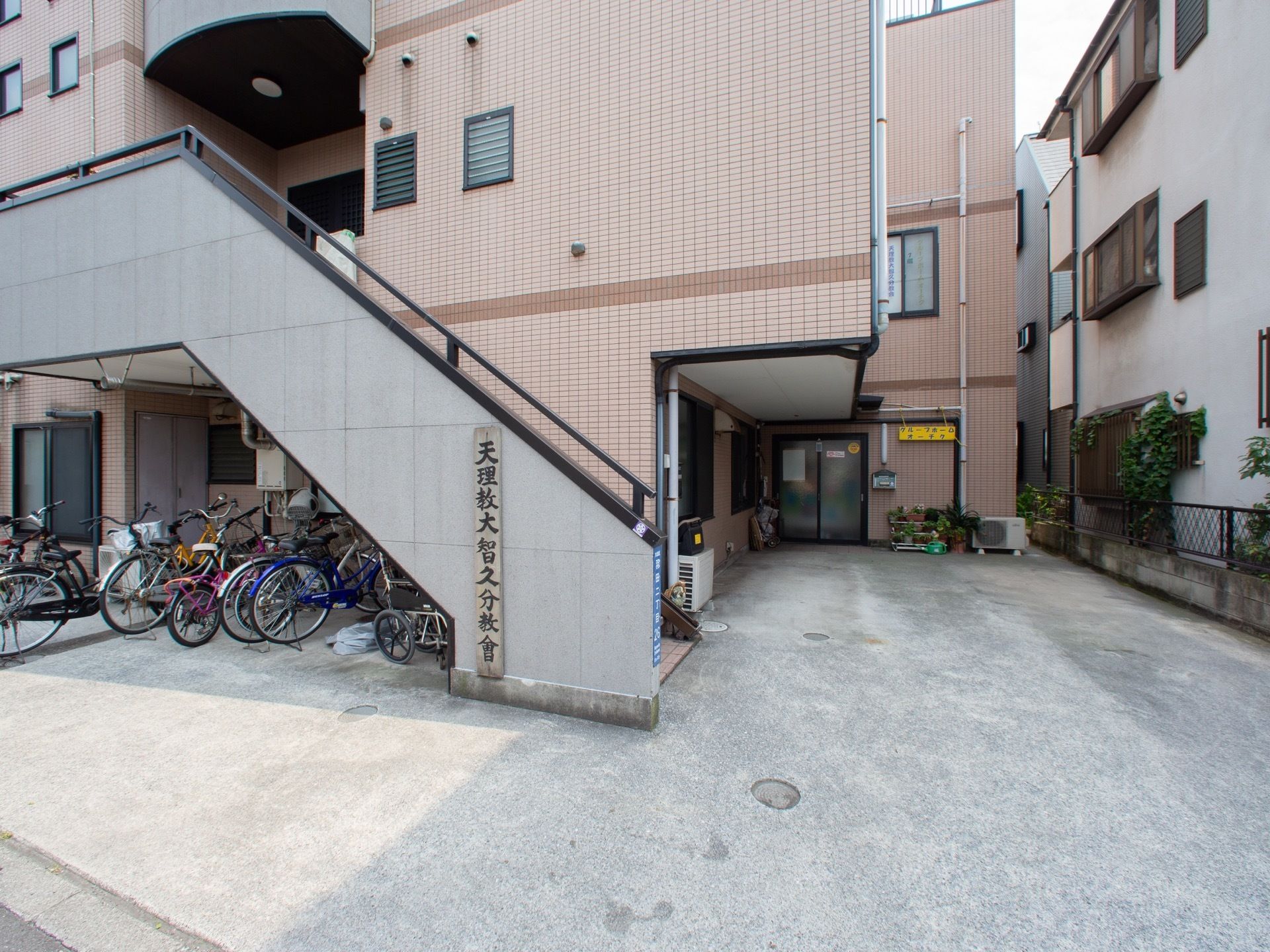 施設は明るいレンガ調のタイルの建物である。道路から玄関までの通路はコンクリート舗装されており、駐車も可能となっている。
