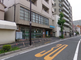 街角に位置する介護施設の外観