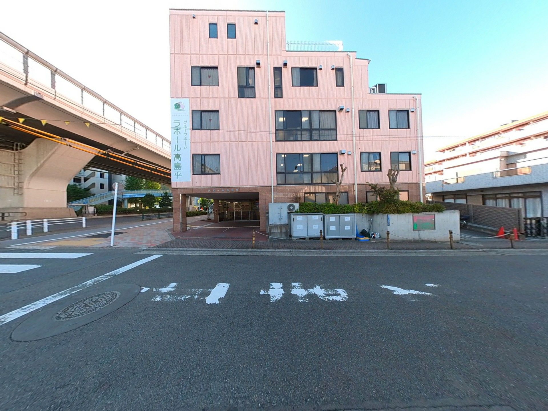 ピンクの建物外観