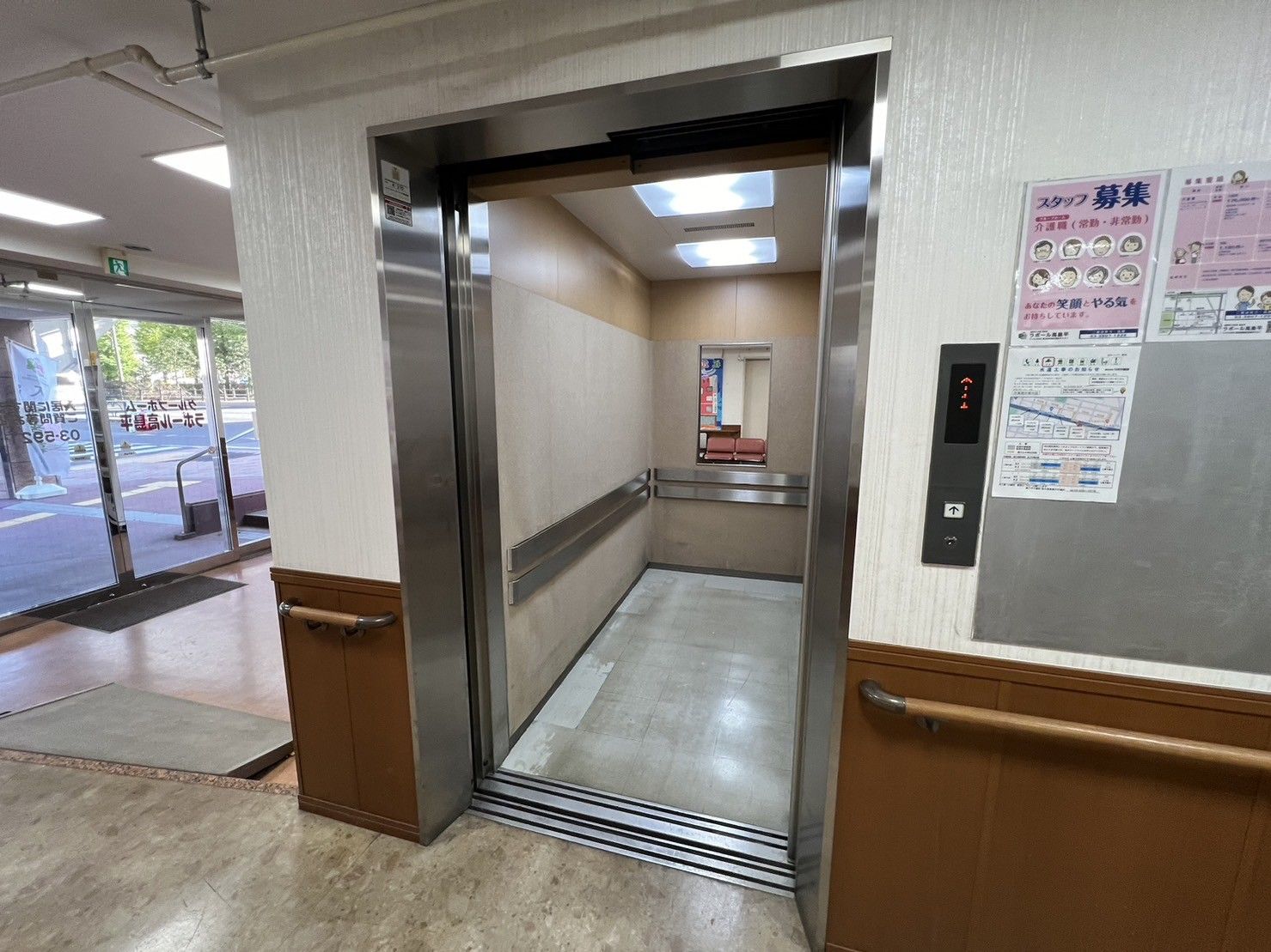 エレベーター前の通路