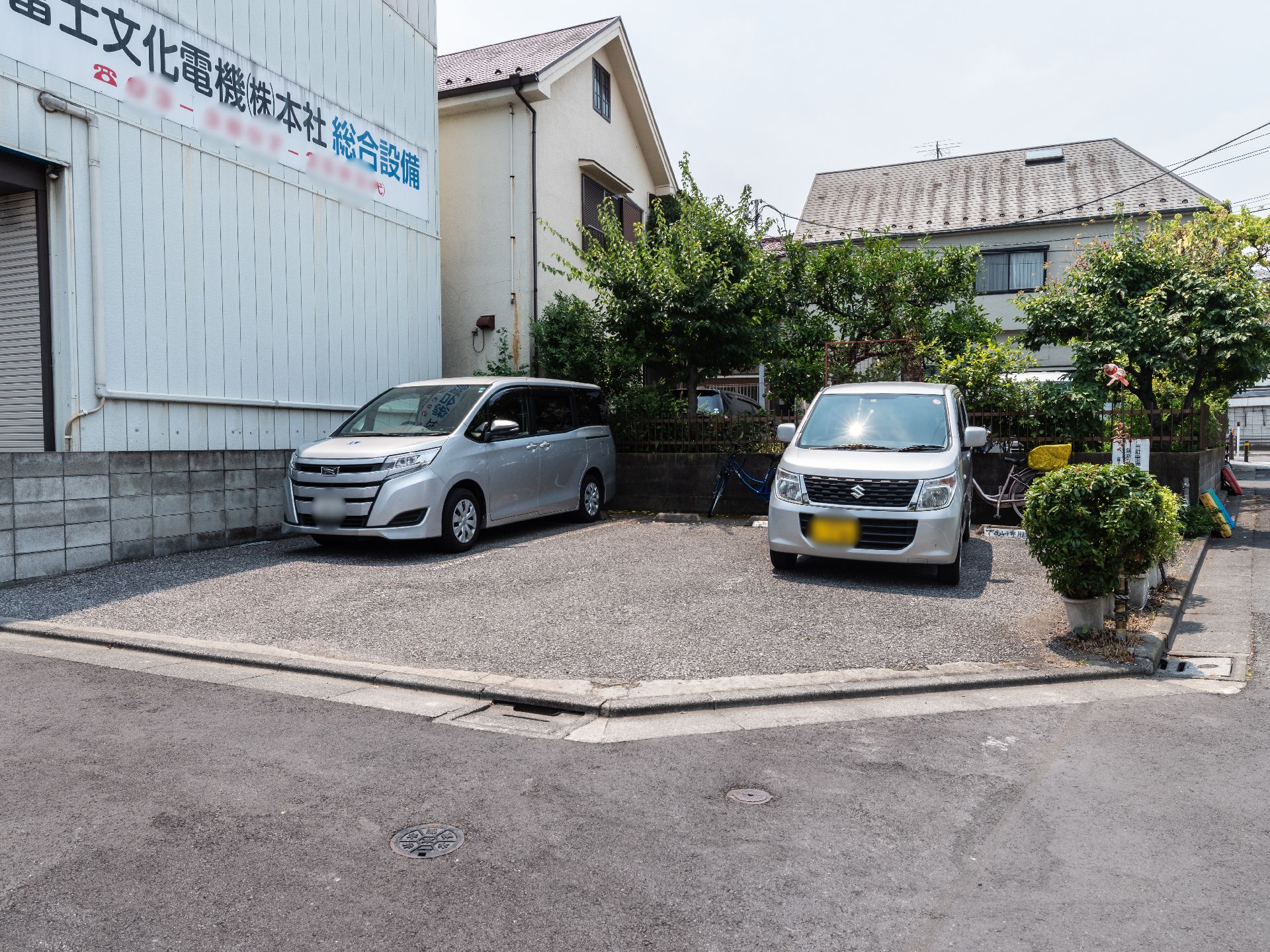 駐車場が設けられている介護施設の外観