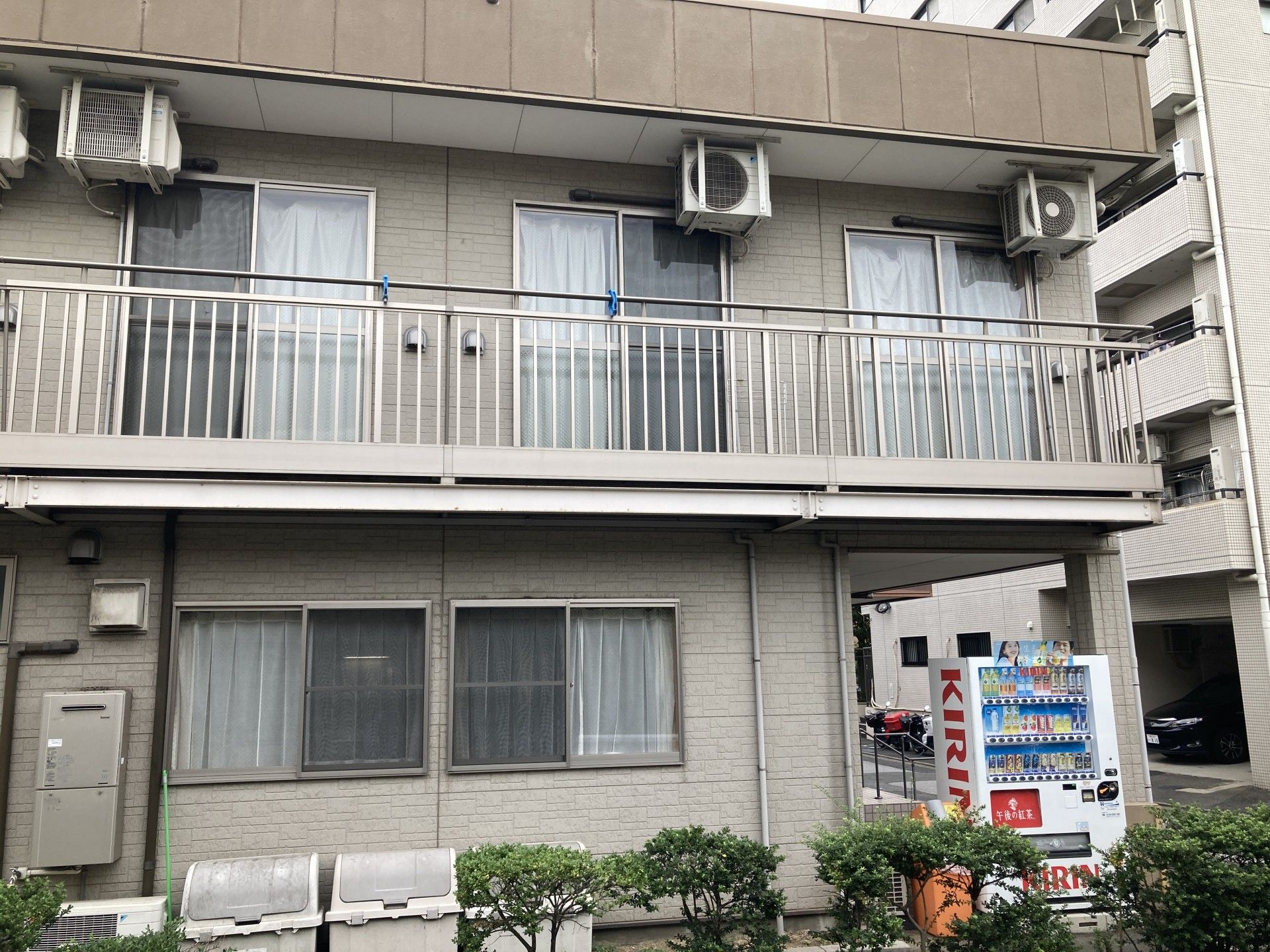 自動販売機と建物外観