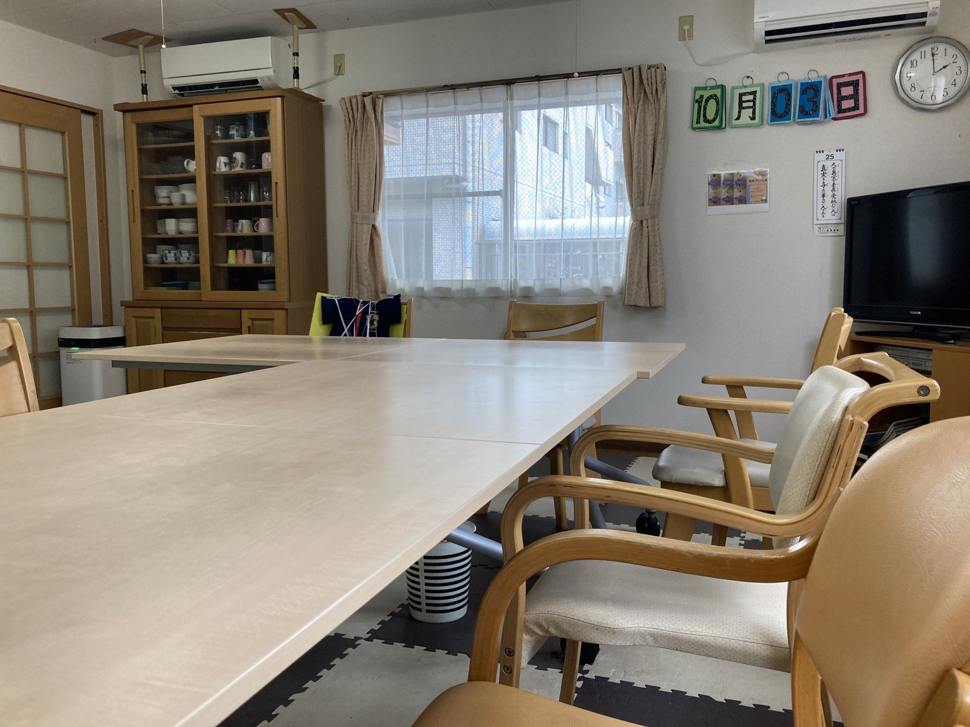 明るい部屋のテーブル