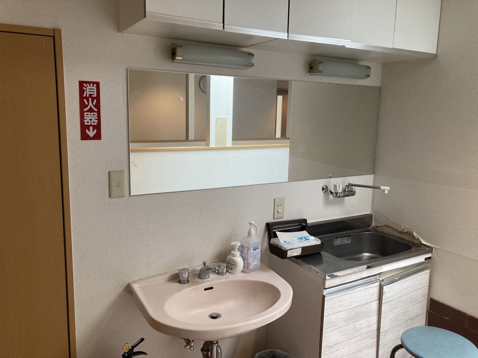 洗面台と流し台のある部屋