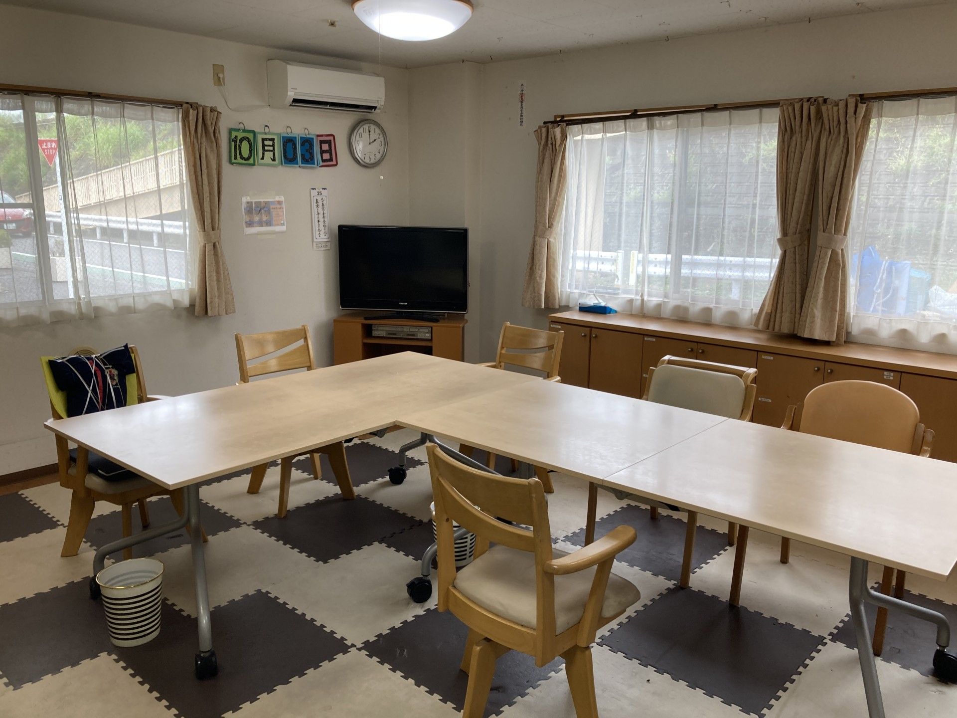 明るい窓際のテーブル