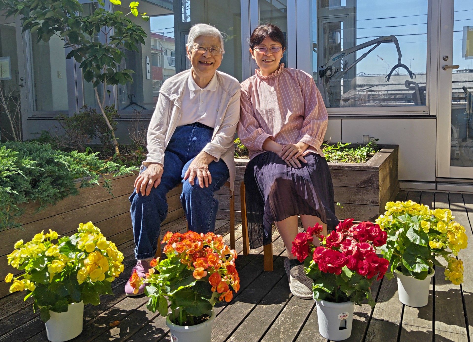 笑顔の二人と花壇