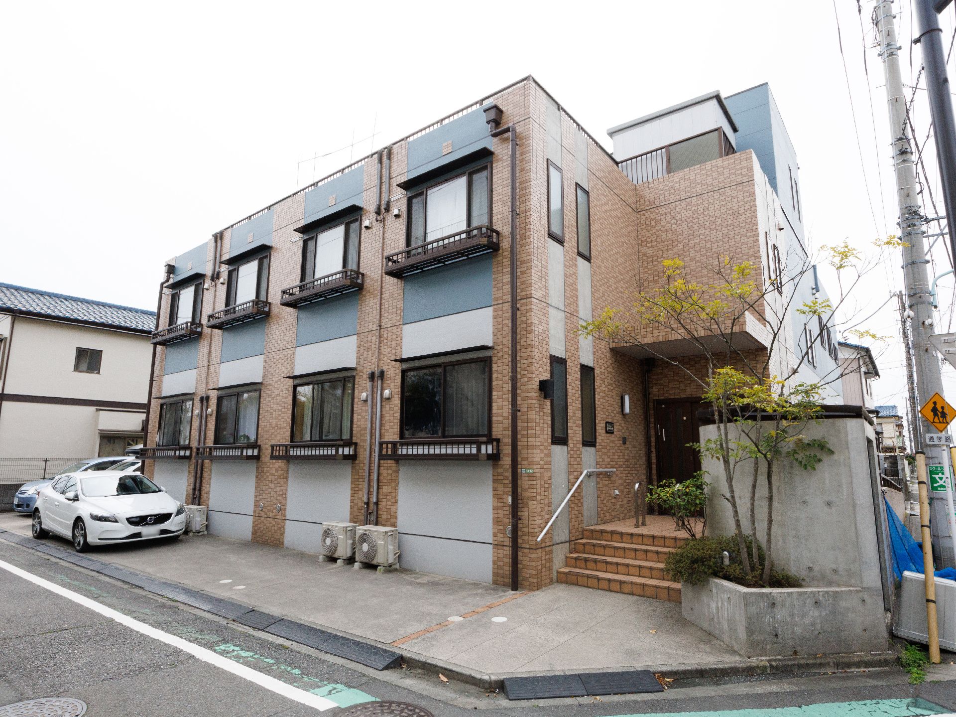 2階建てのグループホームの外観