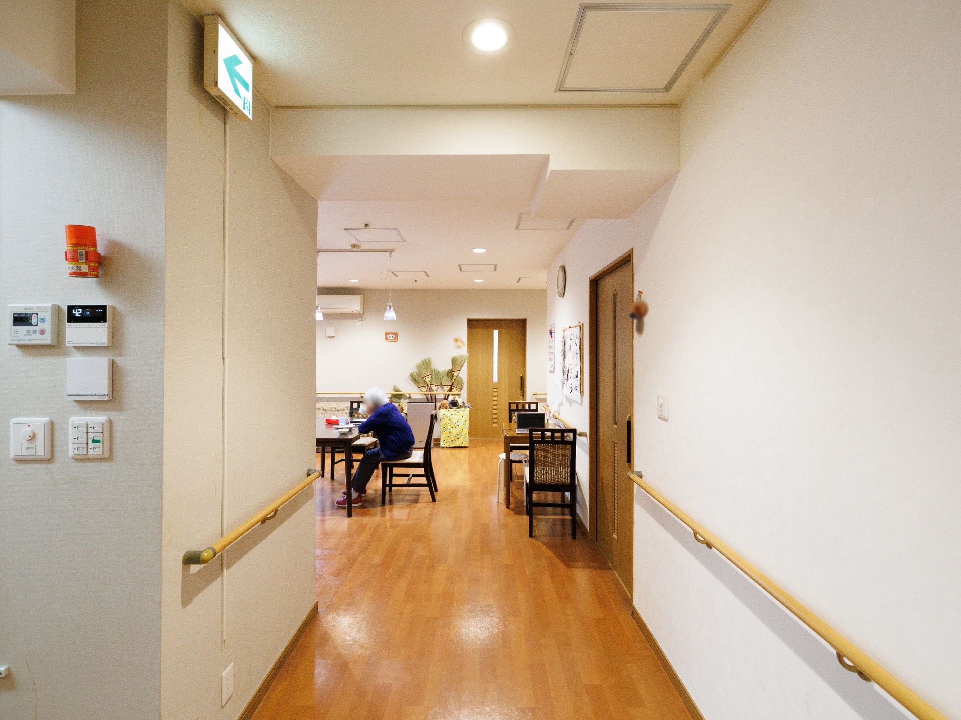 手すりが設置された廊下
