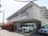 建物の外観と駐車場
