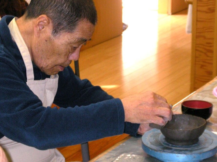 陶芸に取り組んでいる施設内の利用者の様子。焼き物イベントの写真