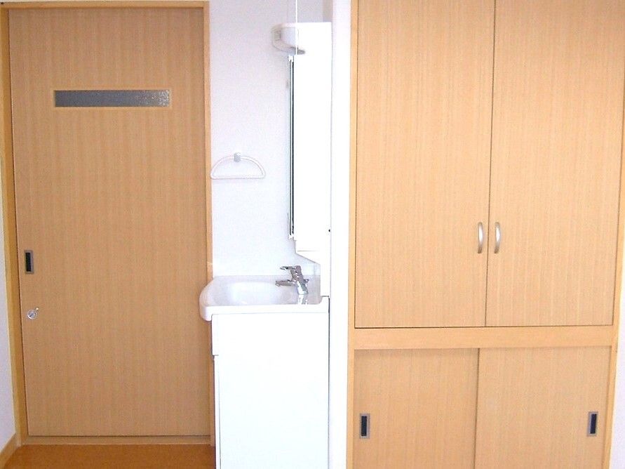 洗面台と大きな収納がついている居室の様子。施設内にある部屋の写真