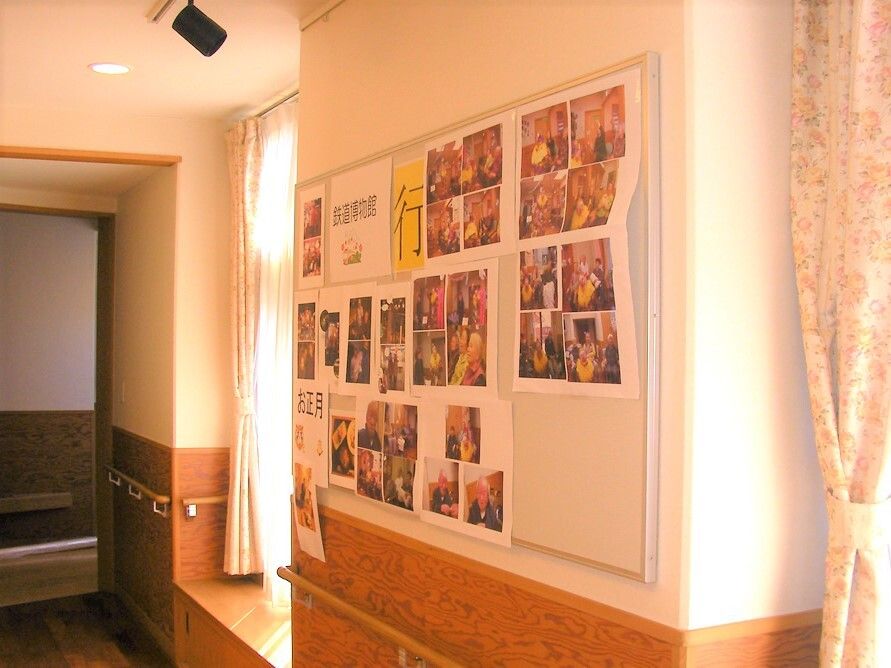 写真がたくさん飾られている施設内の壁の一角。イベント時の写真