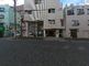 静かな街並みの建物外観