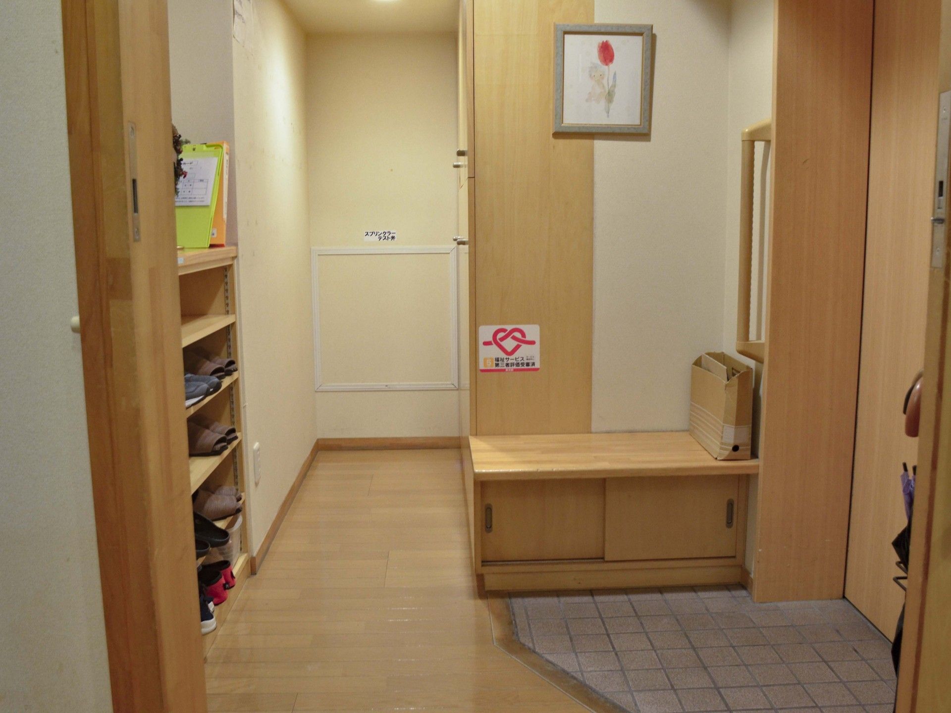 靴棚とベンチのある廊下