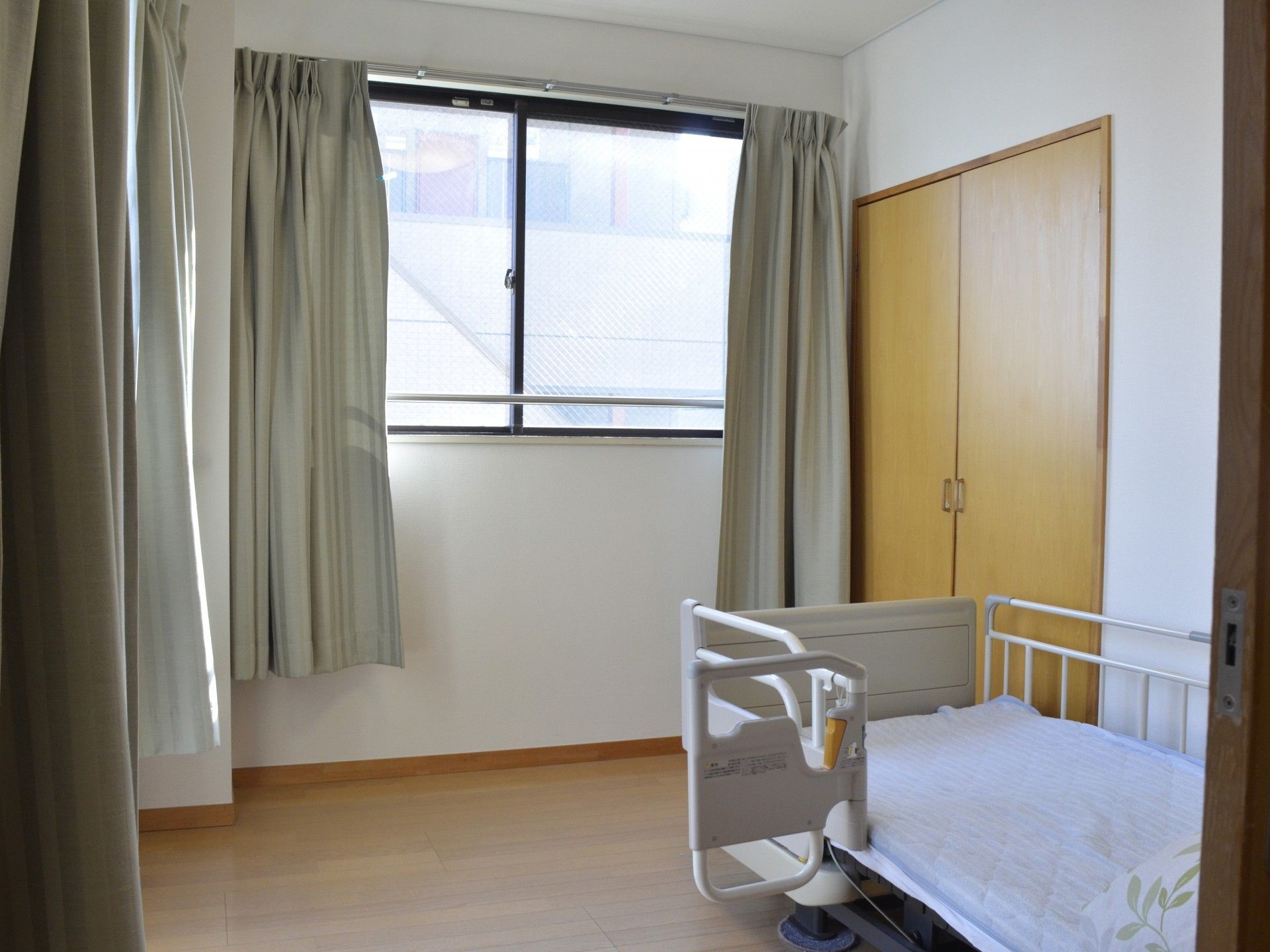 窓際のベッドと収納