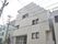 白いタイルの建物外観