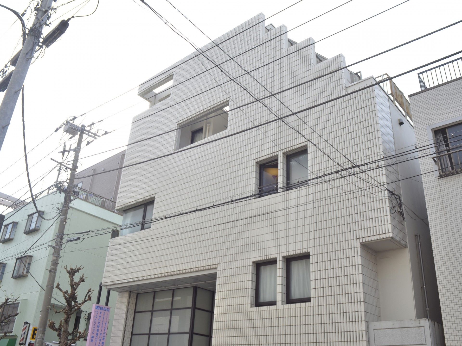 白いタイルの外観