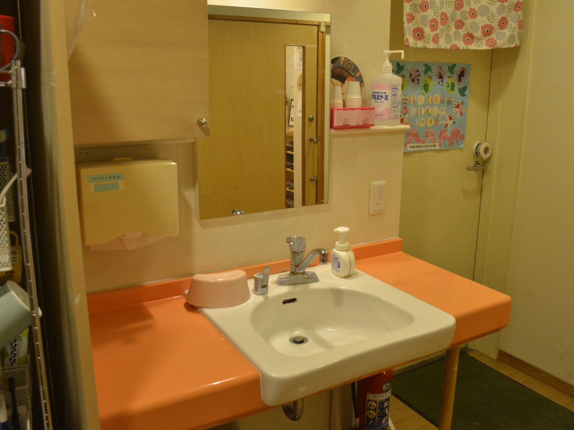 洗面台と鏡のある空間