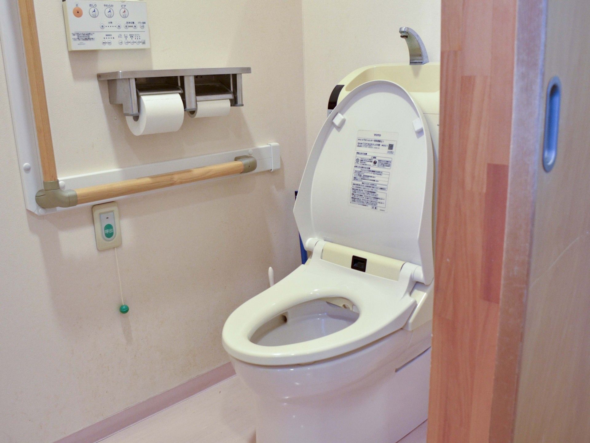 手すり付きのトイレ