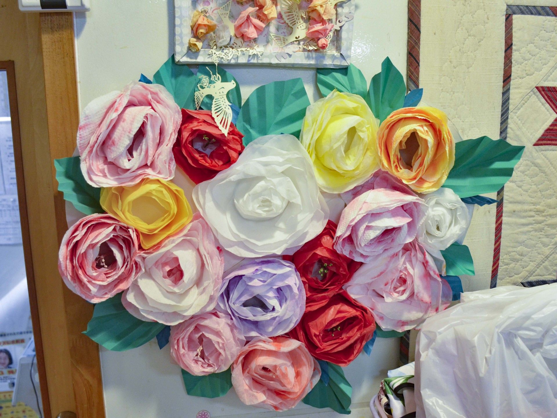 色とりどりの紙の花