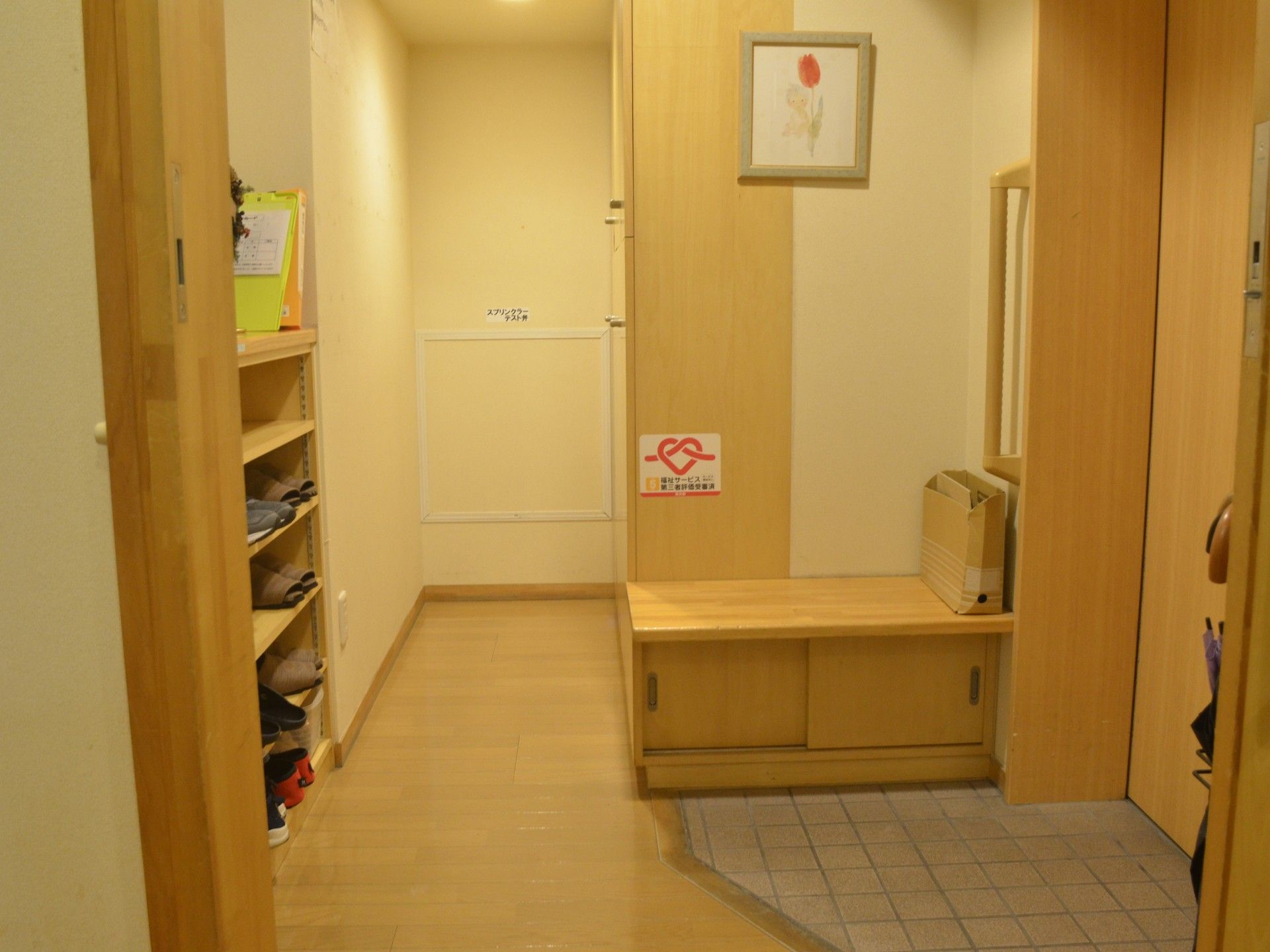 靴棚とベンチのある廊下