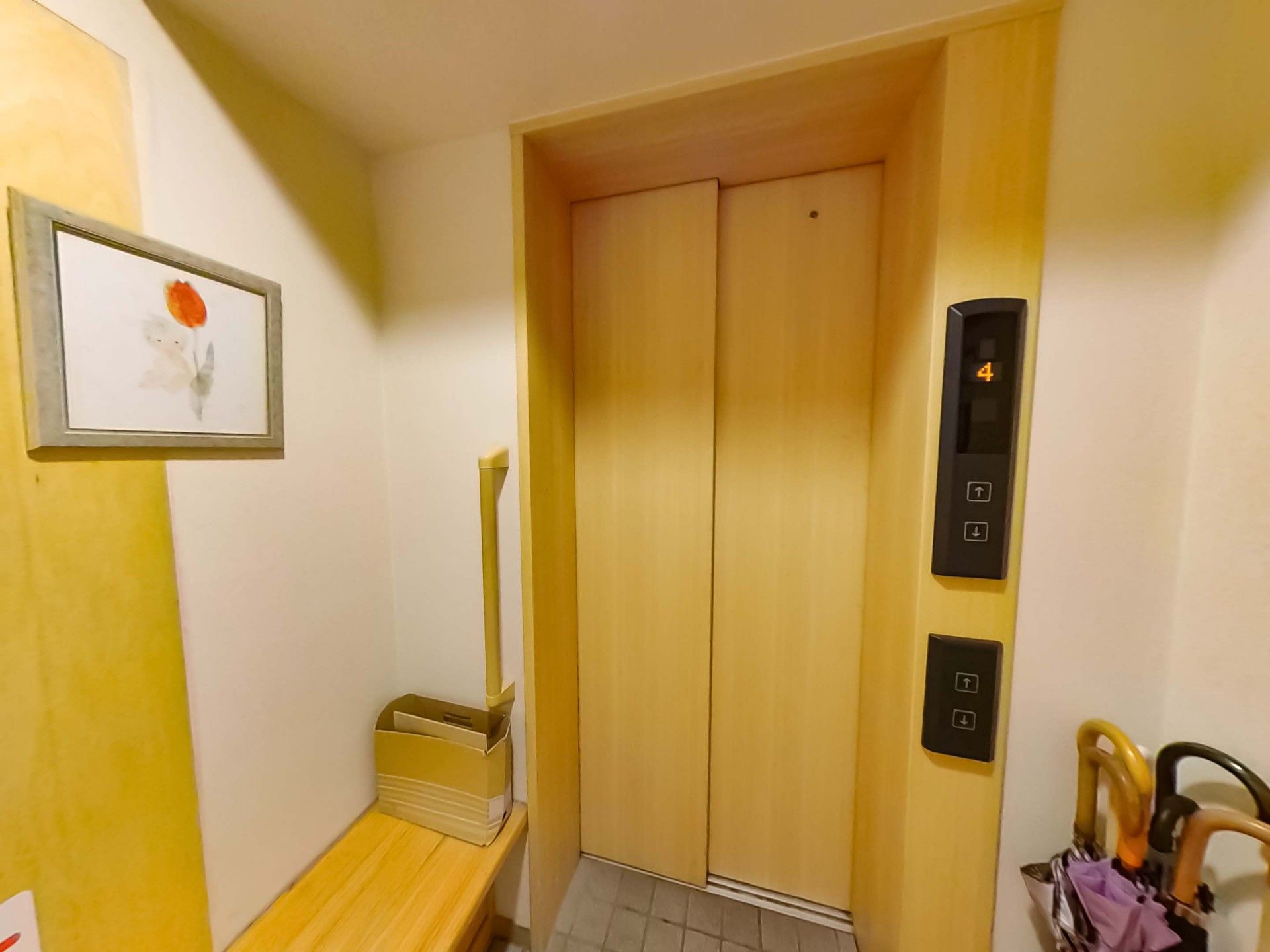 木目調のエレベーター前