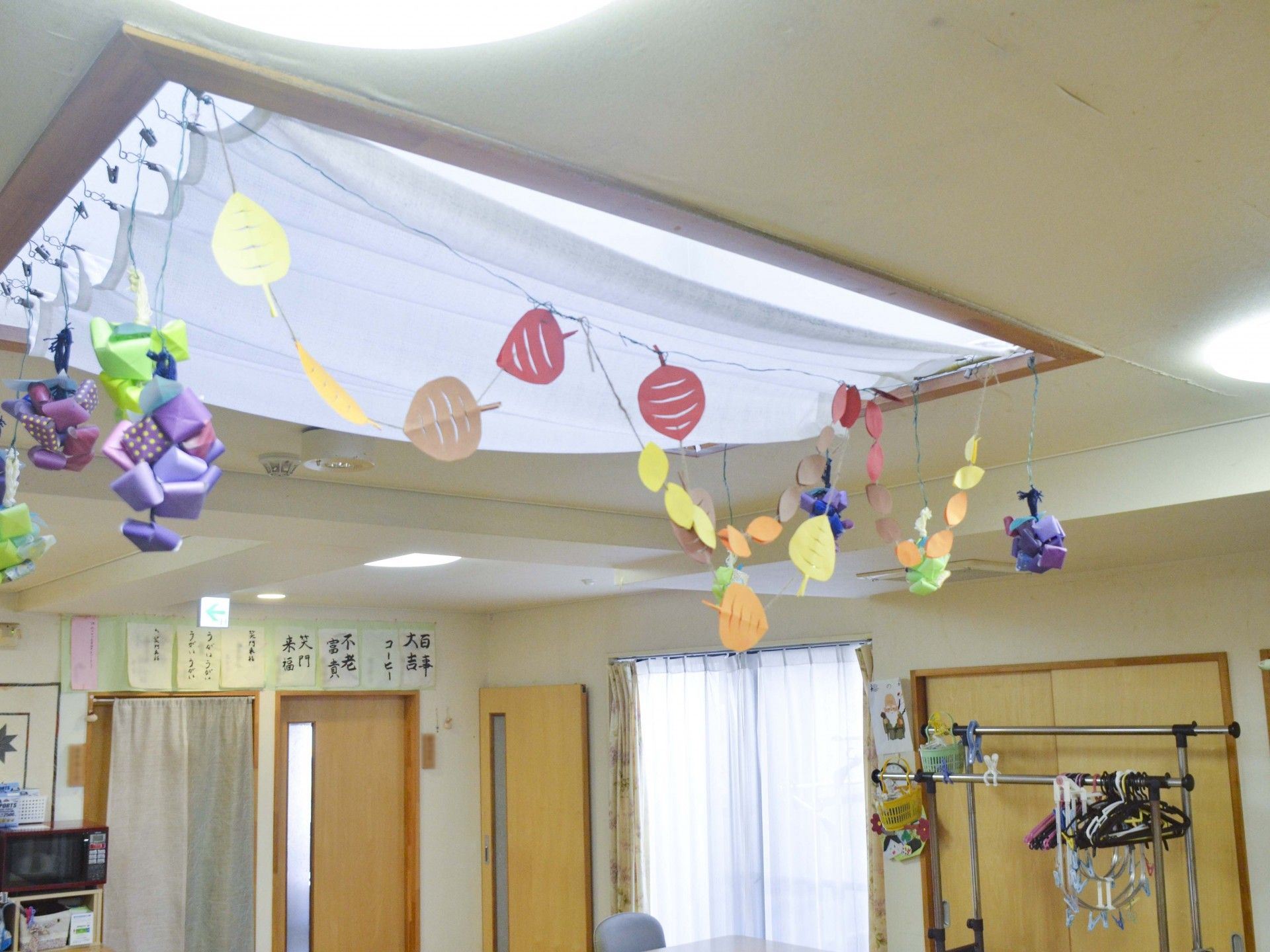 手作り飾りが吊るされた天井