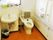 手すりや背もたれが付いたトイレがあり、手洗い場も付いている。窓が付き明るい。
