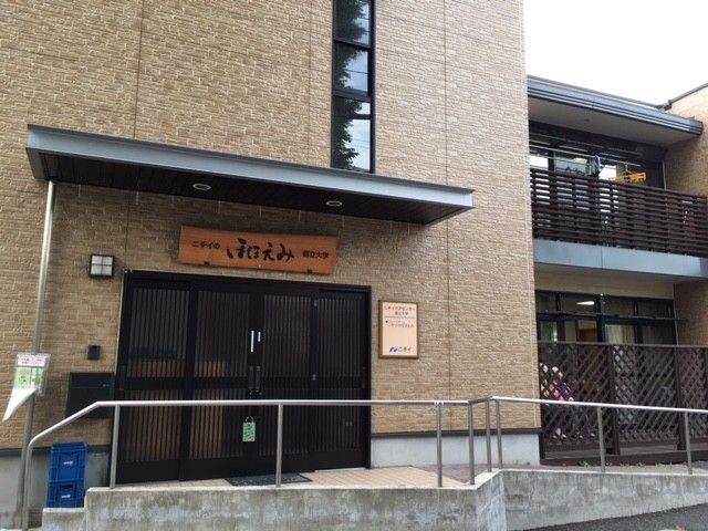 落ち着いた雰囲気の建物入口