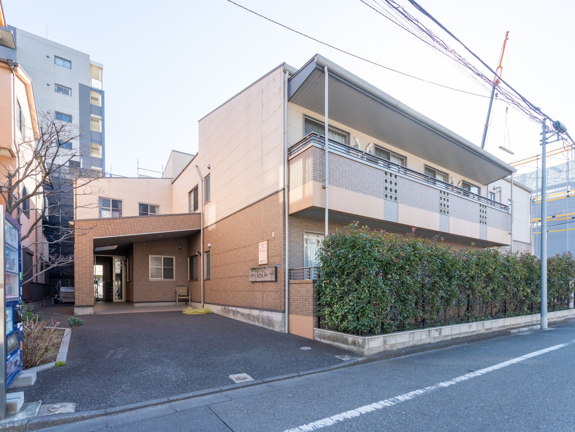 落ち着いた外観の建物